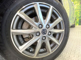 【15インチアルミホイール】外観にマッチしたアルミホイールを装着しております。各種アルミホイールや、スタッドレスタイヤも取扱いしております。是非ご相談ください♪