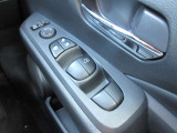 全席パワーウィンドウとなっています。運転席はオートになっているのでワンタッチ開閉することが出来ます。