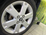 【純正15インチアルミホイール】外観にマッチした純正アルミホイールを装着しております。各種社外アルミホイールや、スタッドレスタイヤも取扱いしております。是非ご相談ください♪