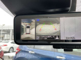 車両を上から見ているようなアラウンドビューモニターの映像をルームミラーに映し出してくれるので、小さなお子様や障害物も確認できます。運転のしやすさはもちろん、事故防止にも役立ちます!