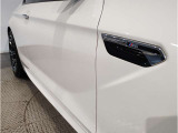 【デザインとの融合】BMWデザイナーが創り出したボディデザインを損なう事のない様に配置とデザインに拘っています。ドアノブについてもBMWの拘りに妥協はありません。
