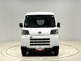 スクエアなボディが叶える広々空間、たくさん積めて仕事がしやすい荷室、働く人の運転しやすさ、そして、.先進の安全装備を搭載したハイゼットカーゴが入荷致しました。