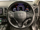 ハンドルにHondaセンシング系のクルーズコントロールやレーンキープアシストなどのスイッチと、オーディオの操作スイッチが装備されています。ハンドルから手を離さず安全に操作できます。