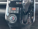 オートエアコン・好みの温度に設定すれば車内の温度を検知し、風量や温度を自動で調整!快適な車内空間には必須機能です。