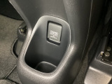アームレストの後ろ側にはカップホルダーと、その中にあるアクセサリーソケットはUSBのアダプターをつければ移動中に充電もできるので便利です。