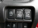 後席のスライドドアは運転席から指一本で開閉可能です。さらに外からは足で開閉できるオートハンズフリースライドドア付きなので両手がふさがっていても大丈夫です。