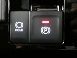 【ブレーキホールド】・・・「HOLD」スイッチを押し、システムONの状態にしておくことで、渋滞や信号待ちなどでブレーキを踏んで停車した時にブレーキを保持。 アクセルを踏むと解除されます。