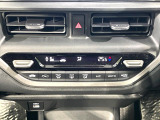 【オートエアコン】一度お好みの温度に設定すれば、車内の温度を検知し風量や温度を自動で調整。暑い&hellip;寒い&hellip;と何度もスイッチ操作をする必要はありません。快適な車内空間には必須の機能ですね♪