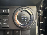 エンジンスタートボタンです。キーが車内にあれば、エンジンの始動・停止はブレーキを踏んでスイッチを押すだけ!キーを取り出す手間を省き、ワンプッシュでエンジンを操作するので簡単でスムーズです。