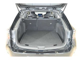 普段のお買い物や通勤、送迎等に十分な荷室スペースを確保しております。セカンドシートを倒すと、大きな荷物の積載も可能です