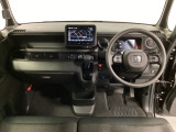車内は光触媒抗菌消臭施工済です。スタイリッシュなデザインでスポーティなインパネ周りを演出します。グローブボックスやカップホルダーのほかにトレーなどたくさんの収納スペースが付いています。