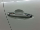 アウトサイドドアハンドルはメッキ加飾です。