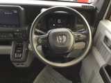 2本スポークのステアリングホイール。運転席まわりがすっきりして見やすいですよ。