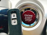 【スマートキー&プッシュスタートシステム】カバンやポケットに入れたままドアの開閉ができ、ワンタッチで楽々エンジンをかけられます♪