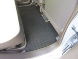【後部座席のフロアマット】後部座席も純正フロアマット付きです。こちらも大きなスレや傷、汚れなどなくこちらも綺麗な状態です。