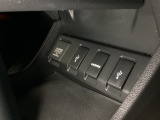 アクセサリーソケットはUSBのアダプターなどをつければ、スマホの充電にも使えます。横にはナビゲーション用の外部入力可能なUSB端子などがついており、周辺には物が置けるトレーがついています。