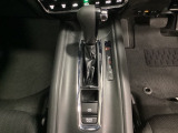 CVT車のセレクトレバーです。低速から高速まで、変速ショックのないスムーズな走りと、エンジン効率のよい領域を維持して燃費にも貢献します。サイドブレーキはスイッチ操作の電子制御パーキングブレーキです。