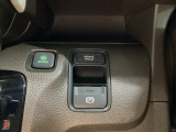 セレクトレバーの右に電子制御パーキングブレーキがあります。スイッチひとつで、停車した地点の傾斜などをシステムが検知・判断してブレーキ力を自動的に最適制御し、しっかり停車できるパーキングシステムです。