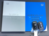 メンテナンスノート【点検整備記録簿・保証書】、取説も揃っています。スマートキーはバッグなどにしまったままボタン操作でエンジンの始動・停止ができて大変便利です。