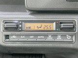 【オートエアコン】一度お好みの温度に設定すれば、車内の温度を検知し風量や温度を自動で調整。暑い&hellip;寒い&hellip;と何度もスイッチ操作をする必要はありません。快適な車内空間には必須の機能ですね♪