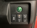 Hondaセンシング用の、VSA(ABS+TCS+横滑り抑制)解除と路外逸脱抑制機能のオンオフスイッチなどはハンドルの右側に装備しています。燃費に役立つECONボタンもここです。