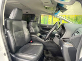運転席シート廻りは使用感も少なく、良好な状態となっています。前オーナー様が丁寧に使っていたことがよくわかりますね。