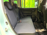 後部座席も気になるようなキズ・汚れやへたり等、大きなダメージはなく、良好な状態です。