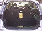 ラゲッジルームはシートバックを倒すと広く使用でき便利です