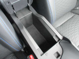 前席アームレスト下部には小物類が収納できる深みのある収納があります