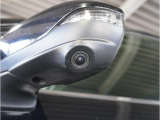助手席側ドアミラーに装着されたカメラの映像をディスプレイに表示。自車の助手席側前方の様子が確認でき、狭い道への進入やすれ違い、道路端への幅寄せ駐車などをより安心して行うことができます。