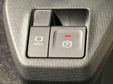 指先だけで簡単に操作が可能な電動パーキングブレーキを採用。「HOLD」スイッチを押すと、渋滞や信号待ちなどでブレーキペダルから足を離しても、ブレーキを保持するので安心です