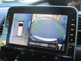 自車を真上から見下ろすように映し出すので周囲の状況が分かるアラウンドビューモニター搭載。フロントカメラとしても使用できます。車庫入れなど苦手な人の頼りになる助っ人です。