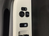 狭い駐車場で便利な電動格納ドアミラーが付いています。