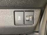 ハンドルの右側にはヘッドライトレベライザーとVSA(ABS+TCS+横滑り抑制)の解除スイッチがついています。ヘッドライトレベライザーは道路状況や積荷の加重に応じてライトの高さを調節できます。