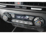 オートエアコンで温度を設定するだけで快適な車内環境を維持することができます!
