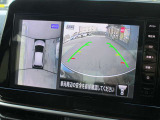 自車を真上から見下ろすように映し出すので周囲の状況が分かるアラウンドビューモニター搭載。フロントカメラとしても使用できます。車庫入れなど苦手な人の頼りになる助っ人です。