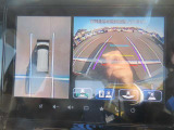 ★全周囲カメラパッケージ★4個のカメラから得た画像を車両上方から見下ろしたような映像で表示することで、車と路面の駐車枠の関係を一目で確認できます!