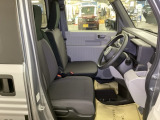 フィット感のあるシート。しっかりと支えてくれるので、長時間の運転を快適にサポートしてくれます。