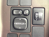 【電動格納ミラー】サイドミラーは電動格納式となっており、狭い駐車場でもキズがつくリスクを抑えられます。