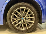 BMWの純正アロイホイールは軽量かつ強度にも優れているホイールで走行性能を引き上げる設計になっております。足元にもBMWは妥協がなくこだわっている個所になります。