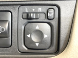 【電動格納ミラー】サイドミラーは電動格納式となっており、狭い駐車場でもキズがつくリスクを抑えられます。