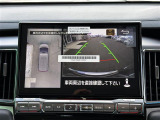 【マルチアラウンドモニター】まるでクルマを真上から見下ろしたかのような視点で駐車をサポートします!クルマの斜め後ろや真横など、前後左右の4つのカメラの映像が合成されて、モニターに映し出されます。