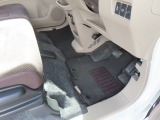 【フロントのフロアマット】前席はフロアマット付きです。大きな汚れもなく、使用感も少なめで綺麗な状態です。