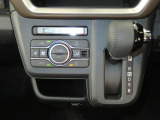 オートエアコンで暑い夏も寒い冬も快適な車内で運転出来ます。