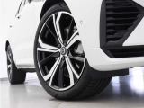 ダイヤモンドカット/ブラックの5ダブルスポーク8.5J&times;21インチアルミホイール。衝突回避・被害軽減ブレーキシステムやパイロット・アシストなど、数多くの先進安全・運転支援機能を標準装備。