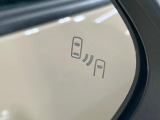 【ブラインドスポットモニター】走行中、ドアミラーの死角になりやすい箇所に後続車が接近するとサイドミラーのレンズに警告を表示!ドライバーに注意喚起をしてくれます。