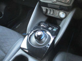 使い勝手の良い位置に配置された操作性の良いシフトレバーになってます。