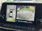 ギアをバックに入れるとナビ画面に、まるで雲の上から覗いているような映像が映り、駐車をサポートしてくれます!