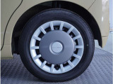 【ホイールキャップ】車に良く似合う純正ホイールキャップが装備されています。各種社外アルミホイールや、スタッドレスタイヤも取扱いしております。是非ご相談ください。