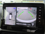 自車を真上から見下ろすように映し出すので周囲の状況が分かるアラウンドビューモニター搭載。フロントカメラとしても使用できます。車庫入れなど苦手な人の頼りになる助っ人です。